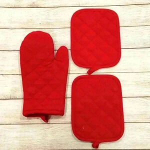 Red Oven Mittens Set